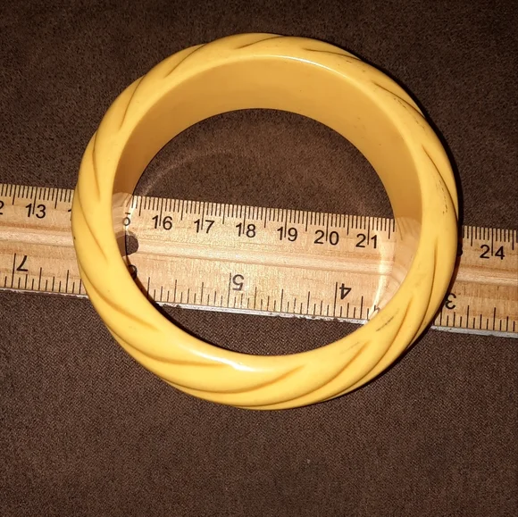 Vintage MCM Bakelite buttery yellow Swirl Bangle Bracelet - Picture 6 of 6